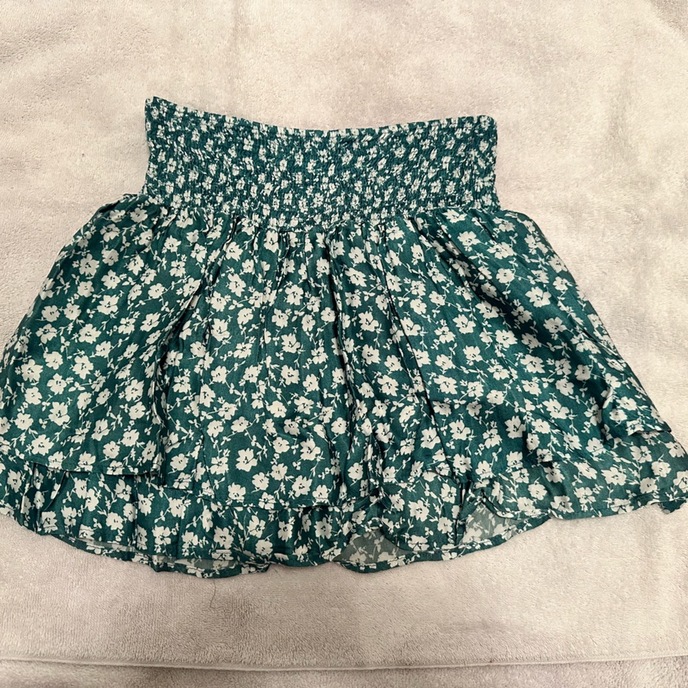 Subdued Silky Green Skirt. Size M